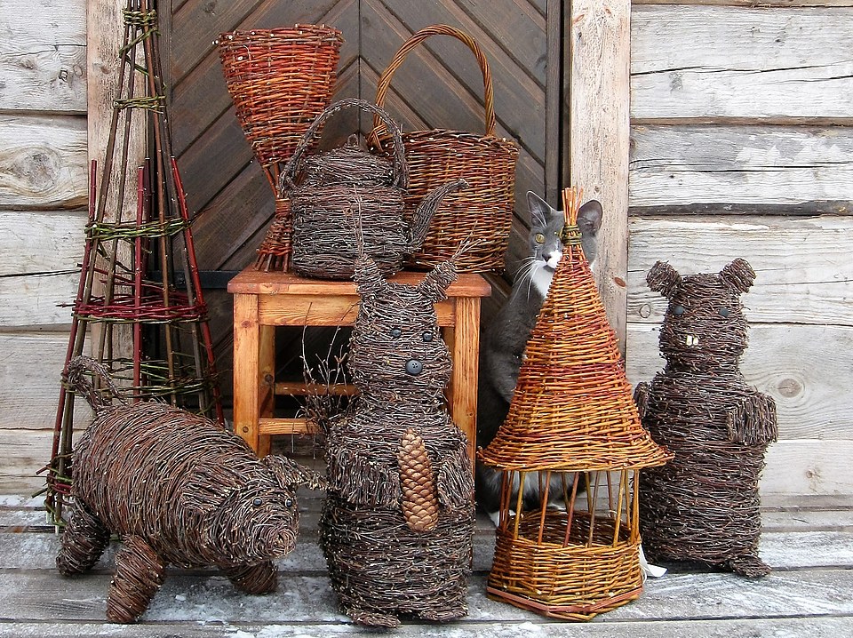 Kuvassa Mannilan Tilan pajupunonta ja risupunontatöitä