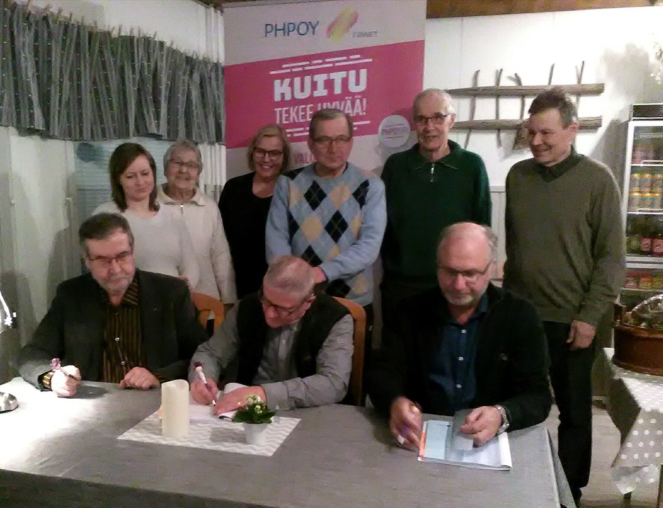 Vaskiveden kyläyhdistys ry:n ja Pohjois-Hämeen Puhelin Oy:n edustajat allekirjoittamassa urakkasopimusta